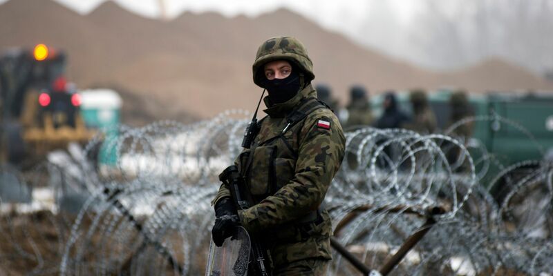 Ein bewaffneter polnischer Soldat an der Grenze zu Belarus (Archivbild). - Foto: Attila Husejnow/SOPA Images via ZUMA Press Wire/dpa