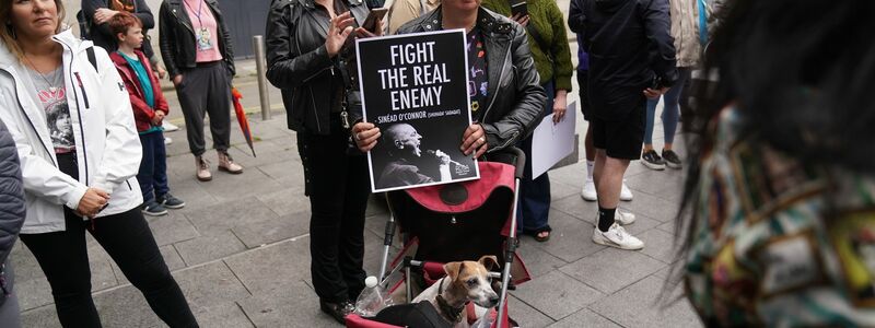 Fans singen zum Gedenken an die verstorbene Sängerin Sinead O'Connor in Dublin. - Foto: Brian Lawless/PA Wire/dpa