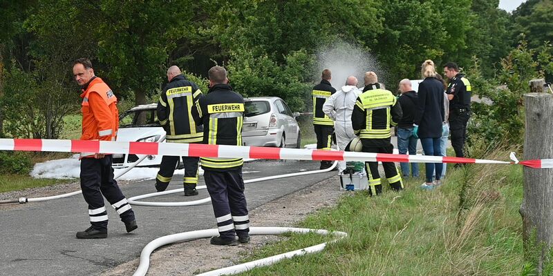 Polizei und Rettungskräfte am Fundort zweier Leichen an einem ausgebrannten Auto im niedersächsischen Salzhausen. - Foto: André Lenthe/Lenthe-Medien/dpa