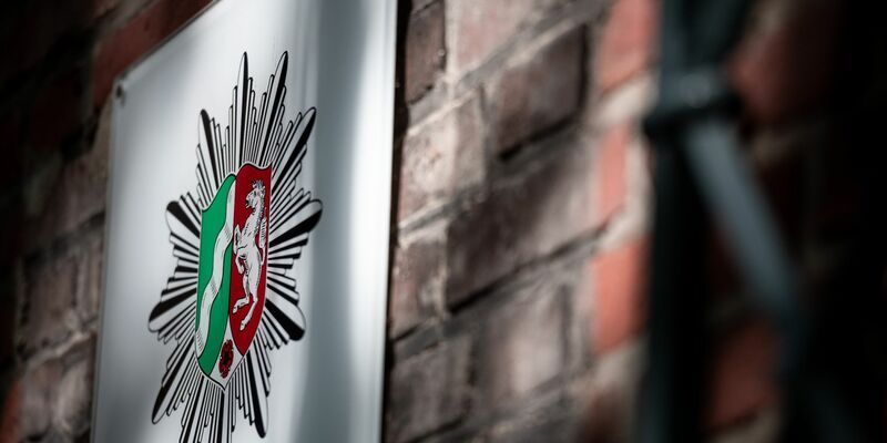 Das Wappen der Polizei Nordrhein-Westfalen hängt an der Wand eines Polizeipräsidiums (Symbolbild). - Foto: Fabian Strauch/dpa