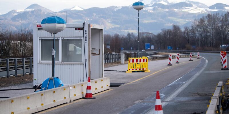 Bundespolizisten kontrollieren an der Autobahn 93 (A93) am Grenzübergang Kiefersfelden Reisende bei der Einreise von Österreich nach Deutschland. - Foto: Sven Hoppe/dpa
