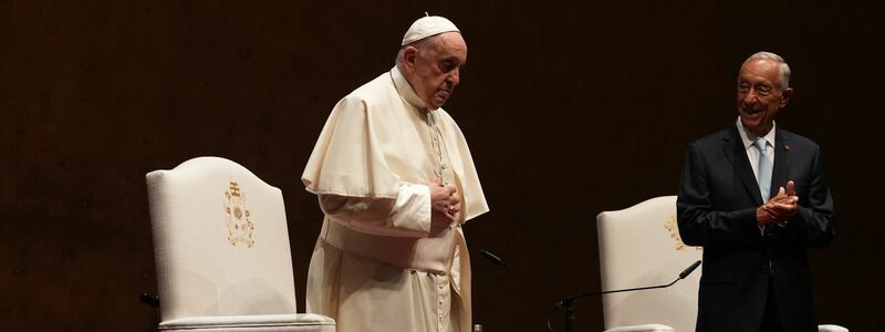 Papst Franziskus (mit Präsident Marcelo Rebelo de Sousa, r) hält sich für eine fünftägige Pilgerreise in Portugal auf. - Foto: Ana Brigida/AP/dpa