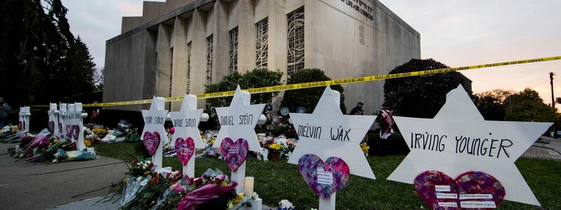 Eine behelfsmäßige Gedenkstätte vor der «Tree of Life Synagoge» nach den tödlichen Schüssen. - Foto: Matt Rourke/AP/dpa