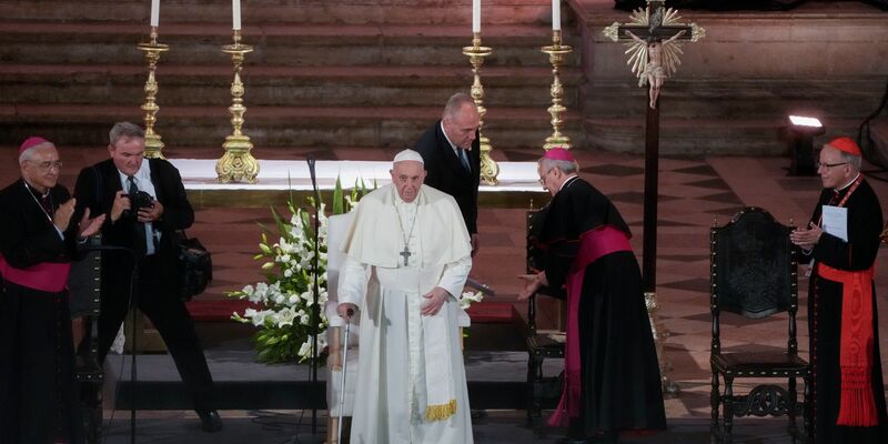 Papst Franziskus bei seiner Ankunft im Jeronimos-Kloster in Lissabon. - Foto: Gregorio Borgia/AP