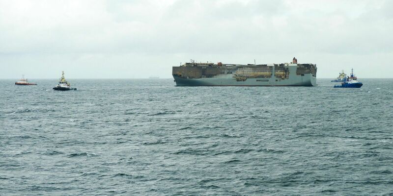 Der schwer beschädigte Autofrachter «Fremantle Highway» in der Nordsee. - Foto: Arca/Rijkswaterstaat/Küstenwache der Niederlande/dpa
