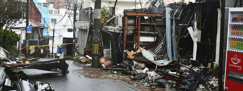 Eine Schneise der Verwüstung in der japanischen Stadt Naha. - Foto: ---/Kyodo News/AP/dpa