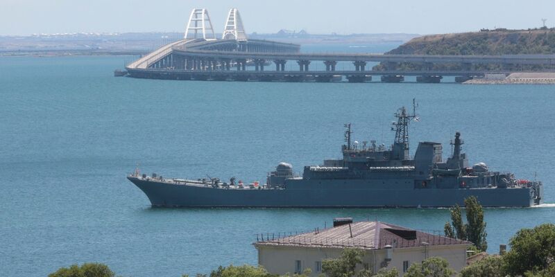 Blick auf ein großes Landungsschiff des russischen Militärs auf der russisch besetzten Krim. - Foto: -/AP/dpa