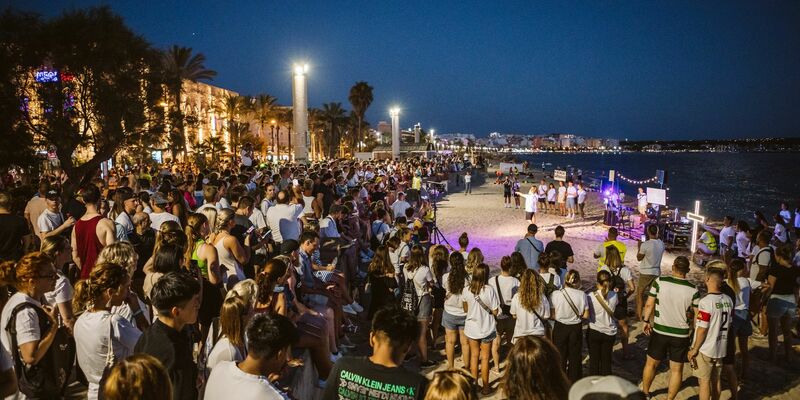 Das Motto der Christen ist: Würde Jesus noch leben, wäre er auch am Ballermann unterwegs. - Foto: Esther Baumann/Reach Mallorca/dpa