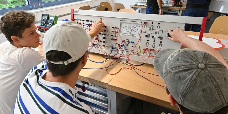 Auszubildende bei der Deutschen Bahn. - Foto: Peter Kneffel/dpa