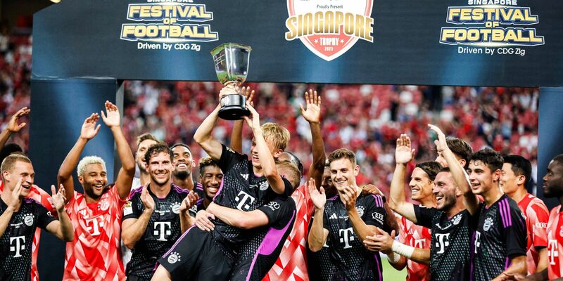 Bayerns Matchwinner Frans Krätzig stemmt den Pokal in die Höhe. - Foto: Danial Hakim/AP/dpa