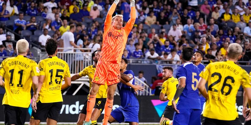 Dortmunds Keeper Alexander Meyer fängt im Testspiel gegen den FC Chelsea eine Flanke ab. - Foto: Nam Y. Huh/AP