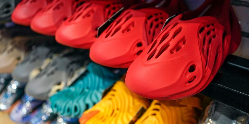 Der zweite Schwung «Yeezy»-Produkte ist auf dem Markt. Im Gegensatz zur ersten Tranche, die nur über den eigenen Online-Shop verkauft wurde, sollen diese Produkte nun auch über einzelne Großhandelspartner verkauft werden. - Foto: Seth Wenig/AP/dpa