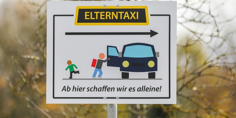 Einer Umfrage zufolge werden in den warmen Monaten 17 Prozent der Kinder hauptsächlich mit dem Auto zum Unterricht gebracht, im Herbst und Winter sind es 22 Prozent. - Foto: Thomas Warnack/dpa/Symbolbild
