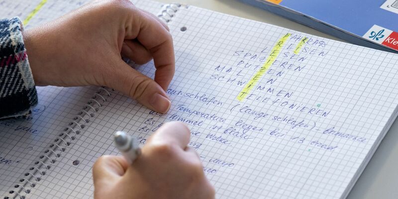 Viele aus der Ukraine Geflüchete lernen in Deutschland zunächst die Sprache - fast jeder Fünfte von ihnen hat auch einen Job. - Foto: Peter Kneffel/dpa/Symbolbild