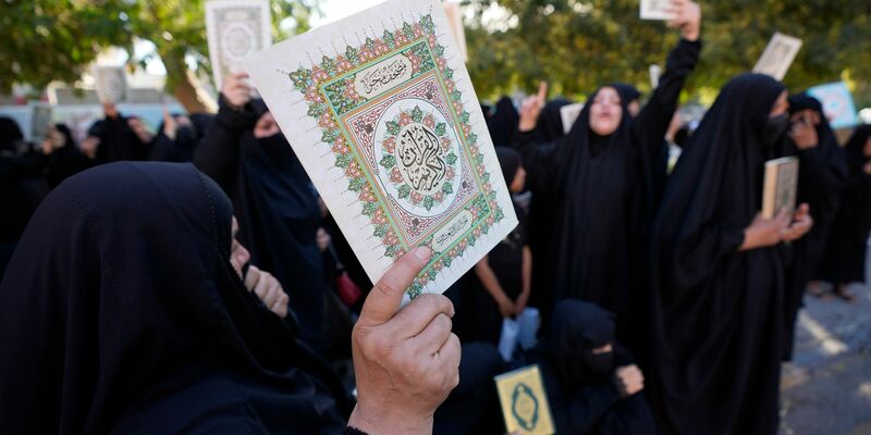 Irakische Frauen in Bagdad protestieren gegen Koranverbrennungen in Dänemark und Schweden. - Foto: Hadi Mizban/AP/dpa
