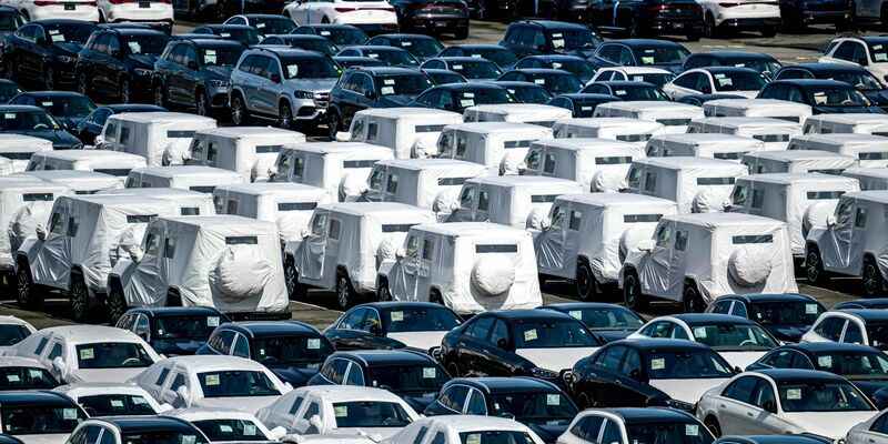 In Deutschland werden wieder mehr Autos produziert - doch auf das Vor-Corona-Niveau kommt man noch nicht. - Foto: Sina Schuldt/dpa