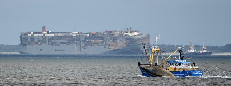 Der Autofrachter «Fremantle Highway» wird in den niederländischen Seehafen Eemshaven geschleppt. - Foto: Lars Penning/dpa