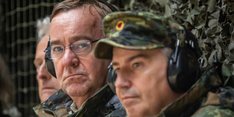 «Wir sind nicht die einzigen, die nicht liefern»: Boris Pistorius (M.) neben Brigadegeneral Michael Bender. - Foto: Peter Kneffel/dpa