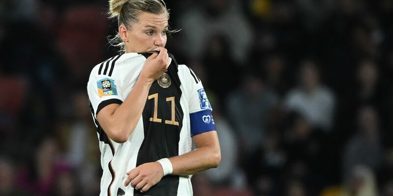 Alexandra Popps (r) Ausgleich per Kopf machte noch einmal Hoffnung. - Foto: Sebastian Christoph Gollnow/dpa