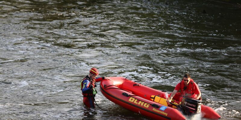 Rettungsschwimmer sind auch belastenden Situationen ausgesetzt. Einsatz-Nachsorgeteams sollen das auffangen. - Foto: Goppelt/Vifogra/dpa