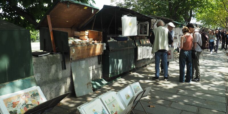 Die Bücherstände am Ufer der Seine sind ein Wahrzeichen von Paris. - Foto: Rachel Boßmeyer/dpa