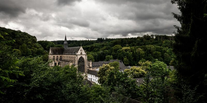 Dunkle Wolken über dem Altenberger Dom (Nordrhein-Westfalen). - Foto: Christian Knieps/dpa