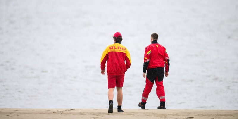 Zwei DLRG-Retter mit einem Schlauchboot auf der Elbe. - Foto: Daniel Reinhardt/dpa