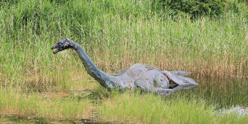 Eine Nessie-Skulptur beim Loch Ness Centre in Drumnadrochit. - Foto: Silvia Kusidlo/dpa