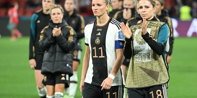 Bereits in der Gruppenphase ist Schluss: Alexandra Popp und Melanie Leupolz (r) nach dem 1:1-Remis gegen Südkorea. - Foto: Sebastian Christoph Gollnow/dpa