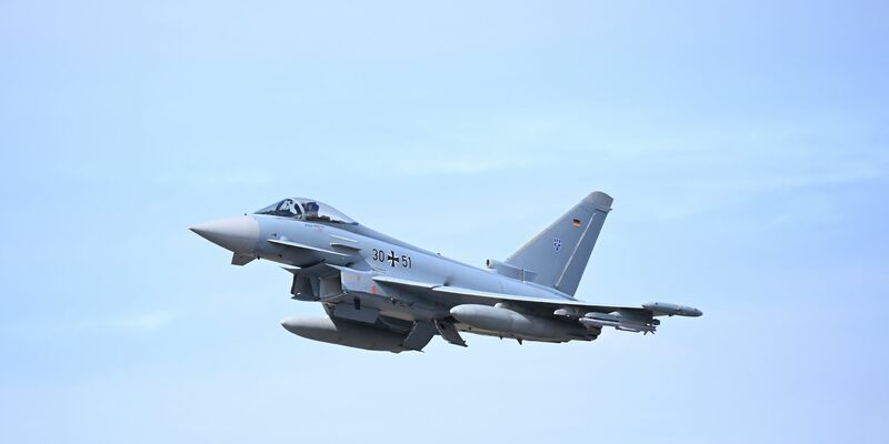 Ein Eurofighter fliegt bei der Übung «Rapid Viking 2023» über Island. Erstmals seit über 10 Jahren trainiert die Luftwaffe wieder mit Kampfflugzeugen auf Island. Der hohe Norden gewinnt zunehmend an geopolitischer Bedeutung. - Foto: Britta Pedersen/dpa