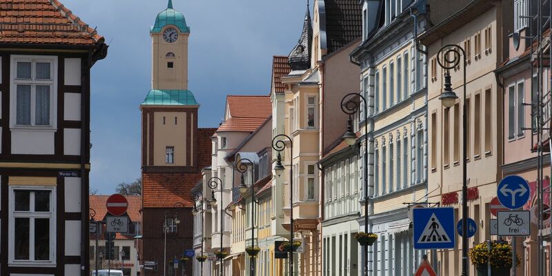 Die zum Wittstocker Rathaus führende Königstraße. - Foto: Soeren Stache/dpa-Zentralbild/dpa