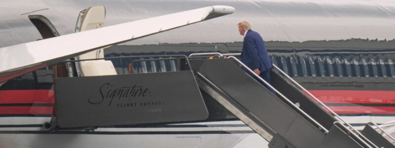 Donald Trump, ehemaliger Präsident der USA, geht an Bord seines Flugzeug am Newark Liberty International Airport. - Foto: Seth Wenig/AP/dpa