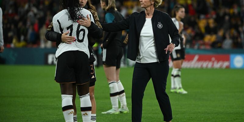 Trost nach dem Aus: Nicole Anyomi, Sara Däbritz und Trainerin Martina Voss-Tecklenburg (v.l.n.r). - Foto: Sebastian Christoph Gollnow/dpa