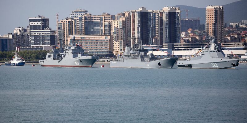 Russische Kriegsschiffe in Noworossijsk: Die im Gebiet Krasnodar gelegene Hafenstadt ist ein Stützpunkt der russischen Schwarzmeerflotte (Symbolfoto). - Foto: AP/dpa