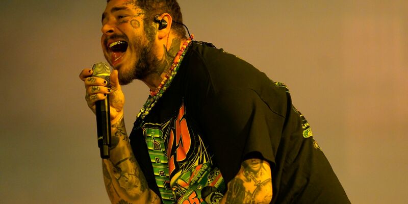 Popstar Post Malone setzt fast alles auf eine Karte. - Foto: Rob Grabowski/Invision/dpa