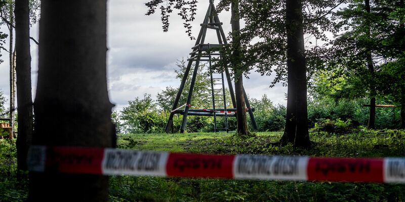 Von diesem drei Meter hohen Aussichtsturm in Tschechien stürzte eine Kindergruppe herab. - Foto: Hájek Ondøej/CTK/dpa