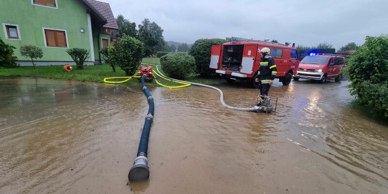 Nach starken Regenfällen ist die Feuerwehr im Bezirk Deutschlandsberg in Österreich im Einsatz. - Foto: Feuerwehren Des Bfv Deutschlands/APA/dpa