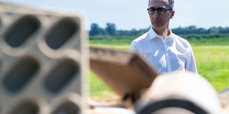 Er wird aufgefordert, die Kürzungen bei den weiteren Beratungen im Bundestag zu verhindern: Bundesagrarminister Cem Özdemir. - Foto: Soeren Stache/dpa