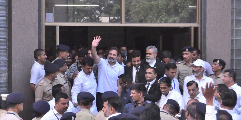 Rahul Gandhi (M.) winkt seinen Anhängern zu: Er Urenkel von Indiens erstem Premierminister Jawaharlal Nehru und Enkel der späteren Regierungschefin Indira Gandhi. - Foto: AP/dpa