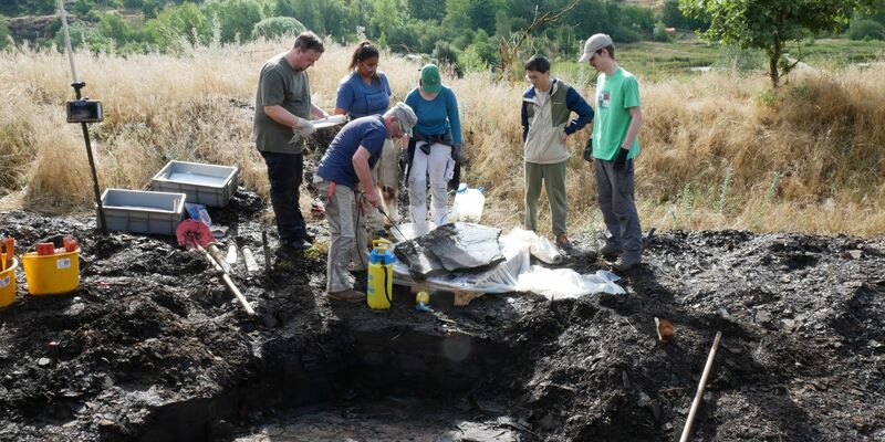 Eine Gruppe von Forschern begutachtet einen ausgehobenen Ölschiefer-Block in der Grube Messel bei Darmstadt. - Foto: Hessisches Landesmuseum Darmstadt/dpa