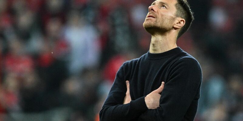 Hat seinen Vertrag in Leverkusen verlängert: Trainer Xabi Alonso. - Foto: Bernd Thissen/dpa