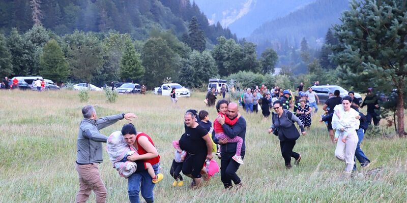 Menschen werden nach einem Erdrutsch in der Nähe von Schowi in Georgien aus einem Ferienort evakuiert. - Foto: Uncredited/Ministry of Internal Affairs of Georgia Press Service/AP/dpa