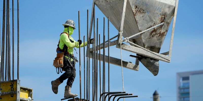 Bauarbeiter in Miami. Die Arbeitslosenquote in den USA sinkt weiter. - Foto: Lynne Sladky/AP/dpa