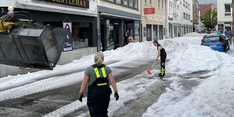 Nach einem Unwetter sind die Straßen in der Innenstadt von Reutlingen mit einer hohen Hagel-Schicht überzogen. - Foto: Schulz/SDMG/dpa