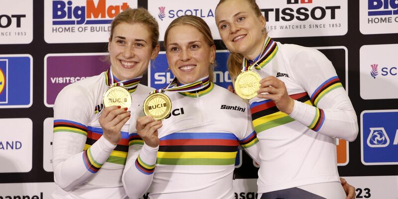 Die deutschen Sprinterinnen Pauline Sophie Grabosch (l-r), Emma Hinze und Lea Friedrich feiern den WM-Sieg. - Foto: Will Matthews/PA Wire/dpa