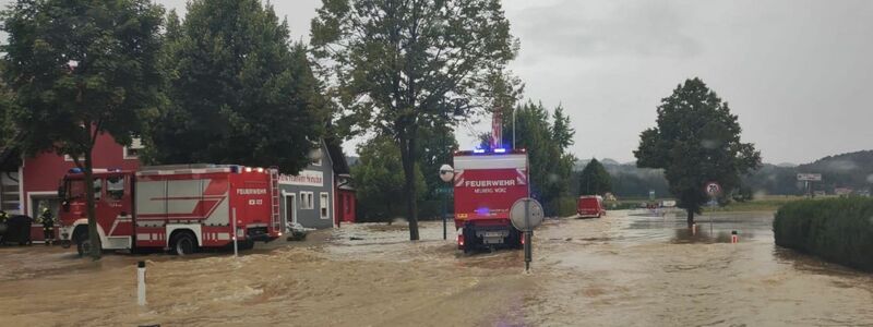 Kräfte der Feuerwehr kämpfen gegen die Überflutungen in der Gegend von Deutschlandsberg in der Steiermark . - Foto: BFVMZ/APA/dpa