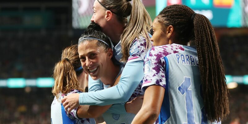 Die Spanierinnen feiern den Einzug ins WM-Viertelfinale. - Foto: Shane Wenzlick/AAP/dpa