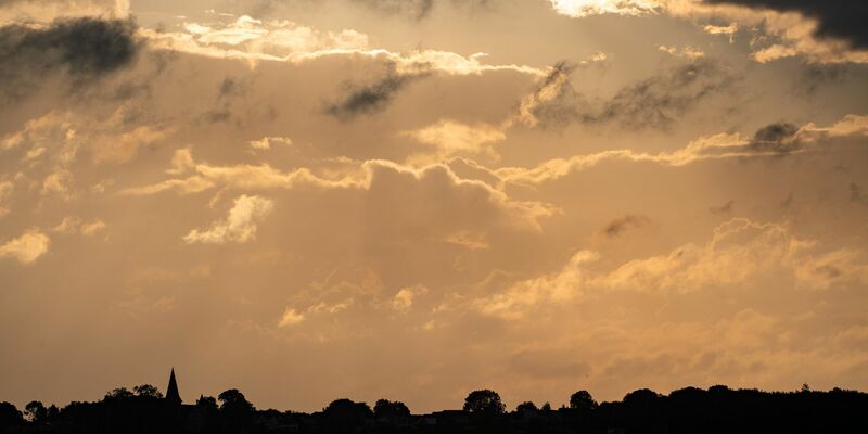 Zeigt sich statt Wolken bald wieder die Sonne am Himmel? - Foto: Stefan Sauer/dpa