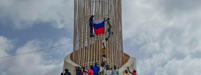 Anhänger von Nigers regierender Junta demonstrieren in der Haupstadt Niamey - und zeigen dabei auch russische Flaggen. - Foto: Sam Mednick/AP/dpa