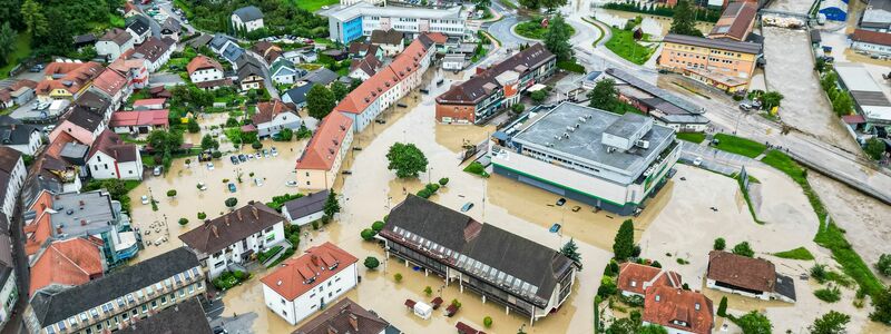 Blick auf die überschwemmte Ravne na Koroškem, rund 60 Kilometer nordöstlich von Sloweniens Hauptstadt Ljubljana. - Foto: Gregor Ravnjak/AP/dpa